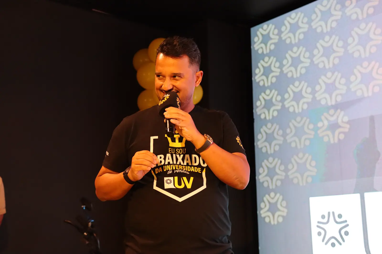 Embaixador da Universidade de Vendas no palco do Centro de Convenções