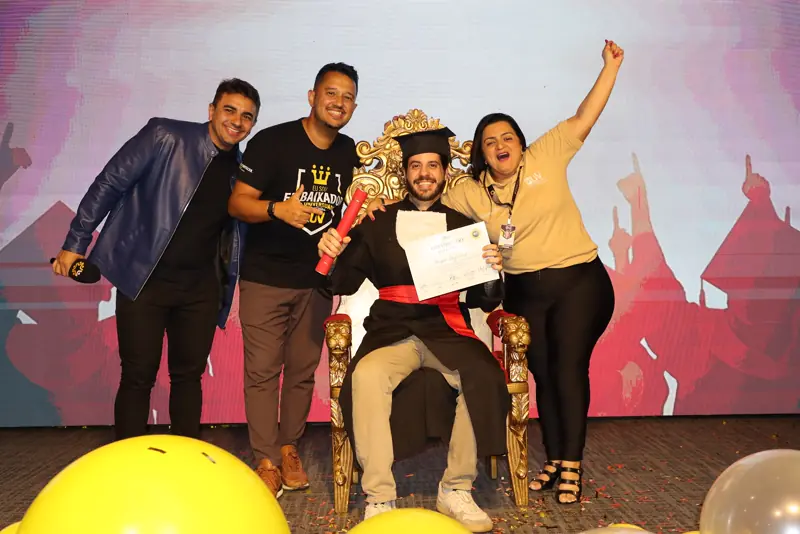 Formando comemorando com a equipe